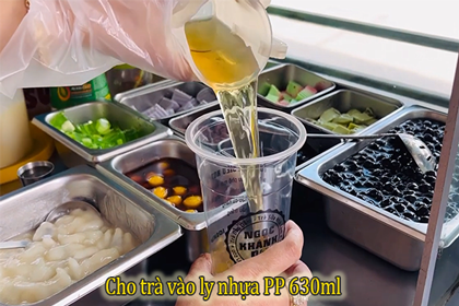 Cho trà đã pha vào ly nhựa PP 630ml